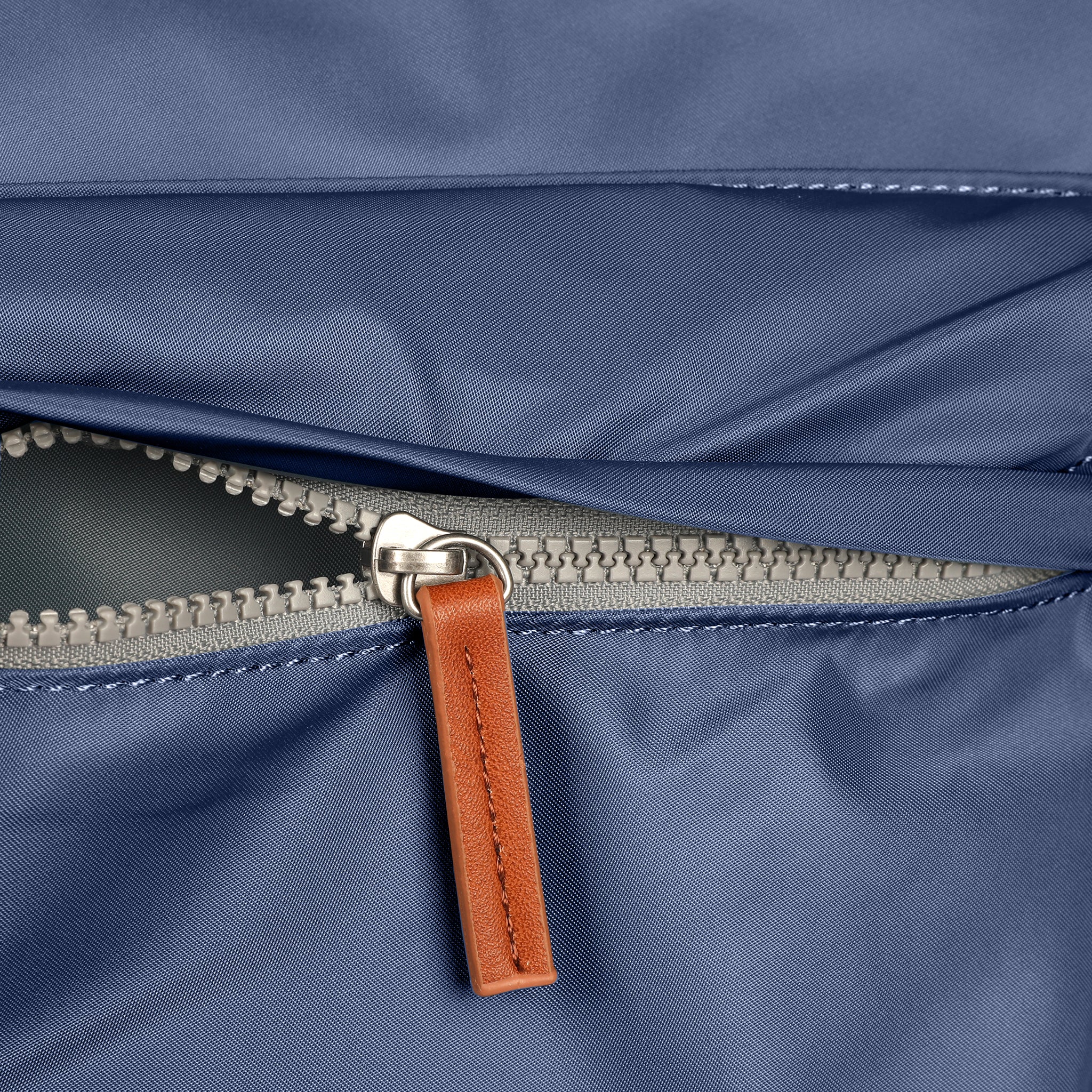 Kennington Crossbody Bag in Airforce - Image 6
