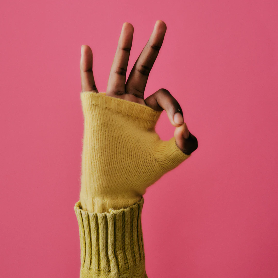 Metropolitan Cashmere Gloves in Ray Flower - Image 6