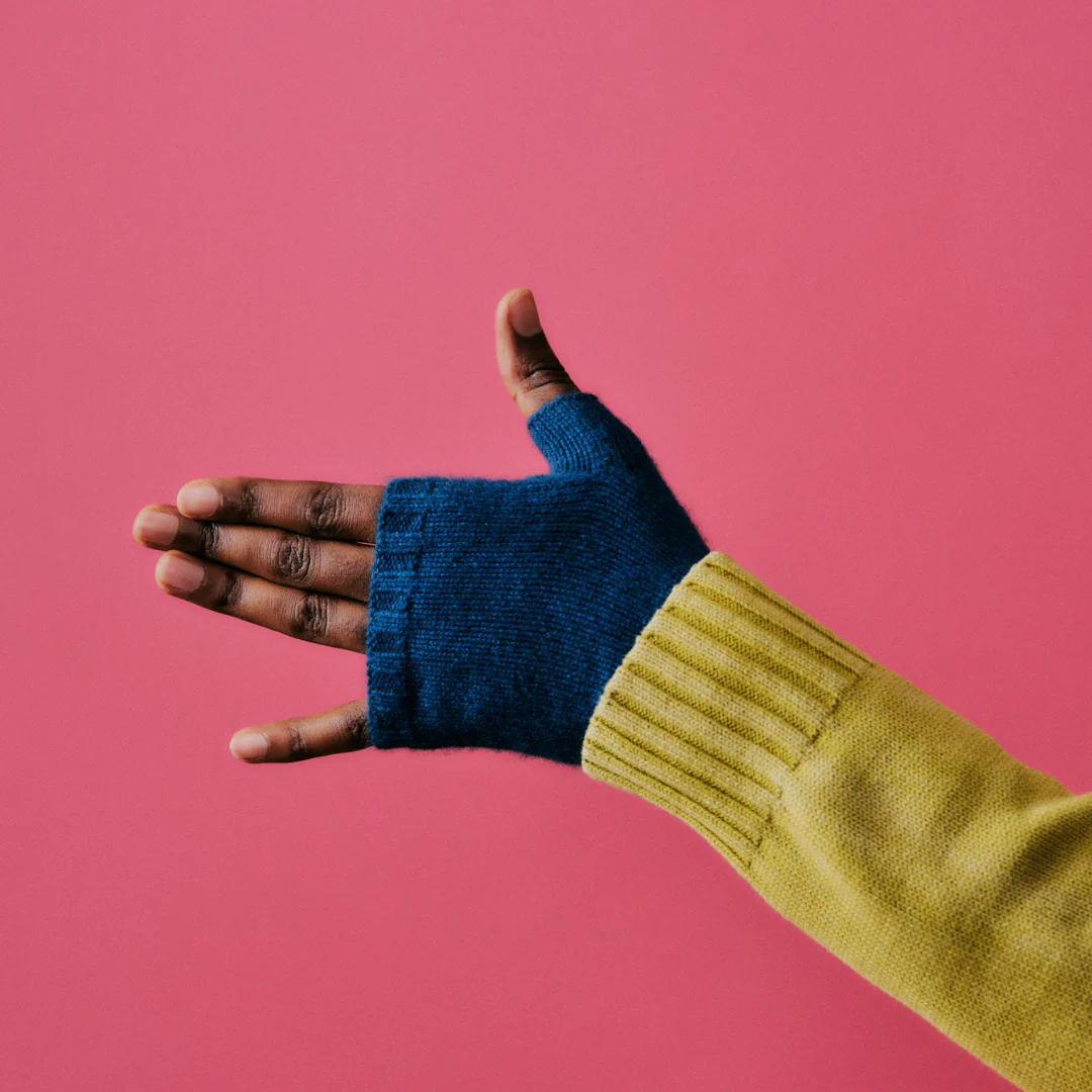 Metropolitan Cashmere Gloves in Teal - Image 6
